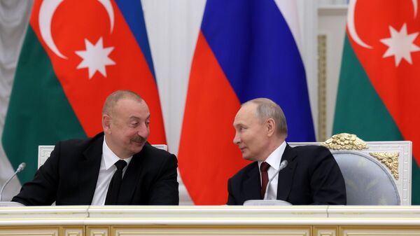 Rusya Devlet Başkanı Vladimir Putin Azerbaycan Cumhurbaşkanı İlham Aliyev ile - Sputnik Türkiye