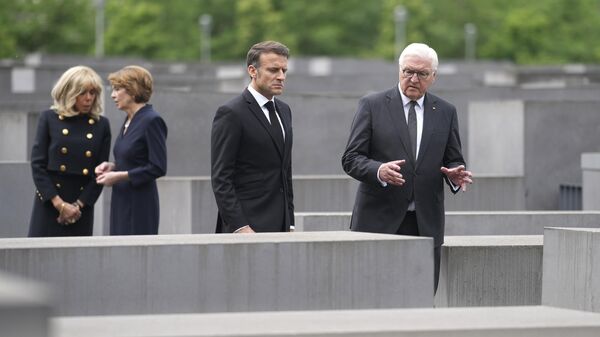 Председник Немачке Франк-Валтер Штајнмајер и његов француски колега Емануел Макрон, са супругама  - Sputnik Türkiye