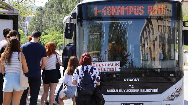 Muğla'da öğrencilerin yoğun kullandığı hatlarda toplu taşıma ücreti 1 liraya düşürüldü. - Sputnik Türkiye