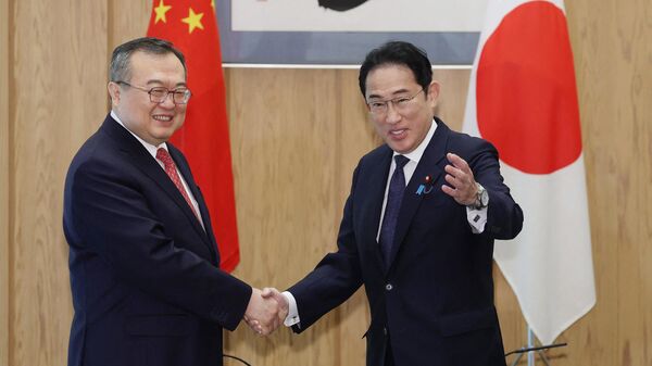 Japonya Başbakanı Kişida Fumio, Tokyo'yu ziyaret eden Çin Komünist Partisi (ÇKP) Dış İlişkiler İrtibat Dairesi Başkanı Liu Ciençao ile  - Sputnik Türkiye
