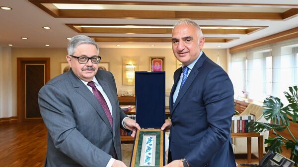 Rusya'nın Ankara Büyükelçisi Aleksey Yerhov ile Türkiye Kültür ve Turizm Bakanı Mehmet Nuri Ersoy  - Sputnik Türkiye