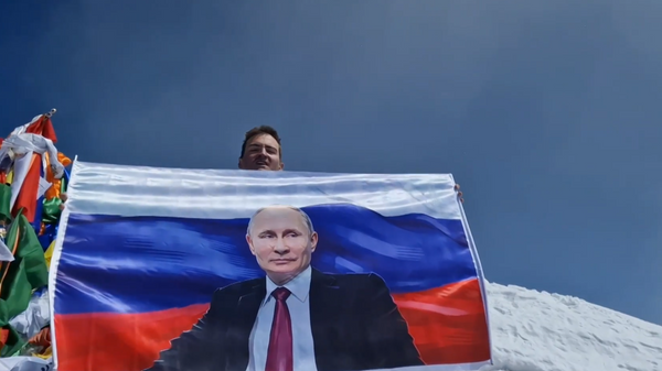 Everest'in zirvesine çıkan Rus dağcı Putin'in portresinin yer aldığı bayrak açtı - Sputnik Türkiye