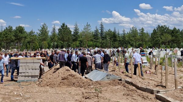 Morgda cesetler karıştı: İki kez toprağa verildi - Sputnik Türkiye