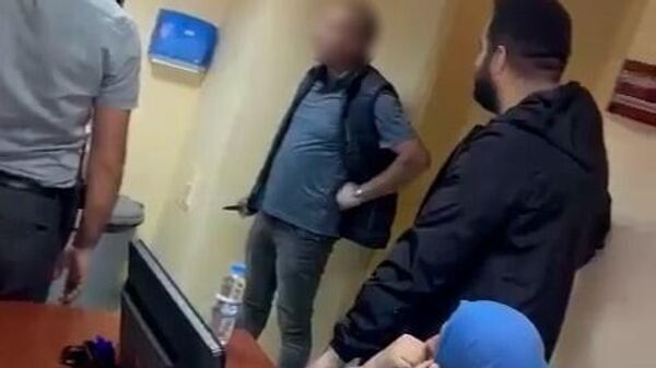 Rize'de sağlık raporu almak istediği hastanede olumsuz cevap alınca elindeki bıçakla sağlık çalışanlarını tehdit eden şahıs tutuklandı. - Sputnik Türkiye