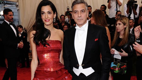 Amal and George Clooney arrive at The Metropolitan Museum of Art's Costume Institute benefit gala. - Sputnik Türkiye