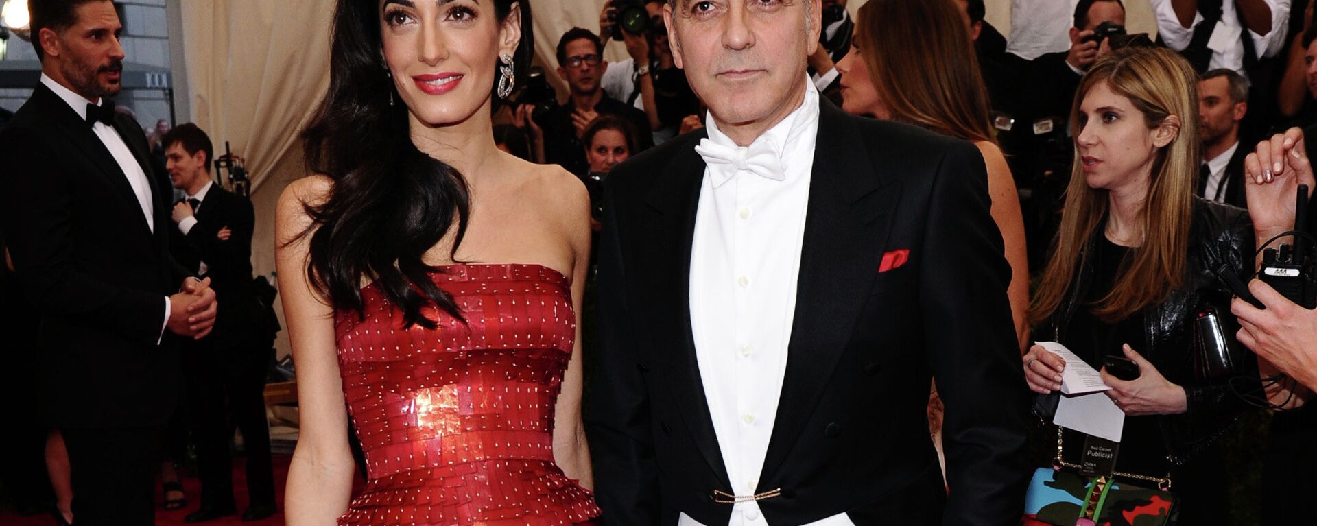 Amal and George Clooney arrive at The Metropolitan Museum of Art's Costume Institute benefit gala. - Sputnik Türkiye, 1920, 31.05.2024