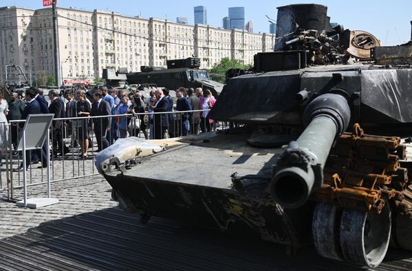 Yabancı diplomatlardan Moskova'daki ele geçirilen askeri araç sergisine ziyaret - Sputnik Türkiye