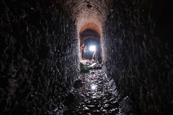 Hisarda restorasyon çalışmasının gerçekleştirildiği şantiyede basın açıklaması yapan İBB Genel Sekreter Yardımcısı Mahir Polat, tünelin 125 metre uzunluğunda ve yer yer 1-1,5 metre ile 3-4 metreye ulaşan yüksekliğe sahip olduğunu söyledi. - Sputnik Türkiye