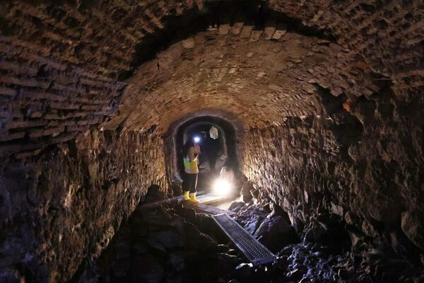 Sarıyer&#x27;de bulunan Rumeli Hisarı&#x27;nda devam eden çalışmalar sırasında bir tünel bulundu. - Sputnik Türkiye