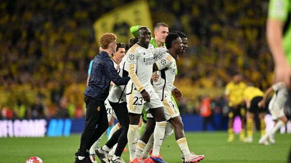UEFA Şampiyonlar Ligi final maçında Borussia Dortmund ile Real Madrid takımları, İngiltere’nin başkenti Londra’da bulunan Wembley Stadı’nda karşılaştı. Karşılaşmada Real Madrid oyuncuları Vinicius Junior'ın attığı gol sonrası sevinç yaşadı.   - Sputnik Türkiye