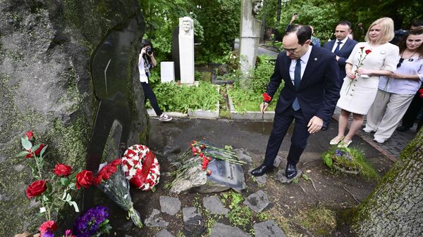Nazım Hikmet, ölümünün 61. yılında Moskova'daki mezarı başında anıldı - Sputnik Türkiye