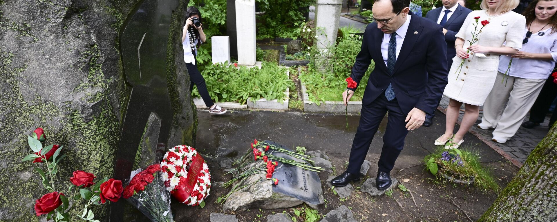 Nazım Hikmet, ölümünün 61. yılında Moskova'daki mezarı başında anıldı - Sputnik Türkiye, 1920, 03.06.2024