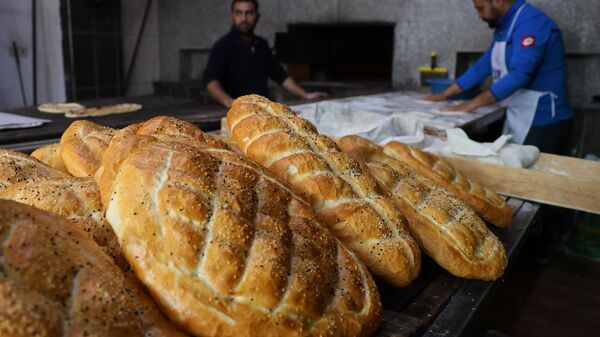 Adana'da 210 gram somun ve pide ekmeğin fiyatı 10 lira oldu. - Sputnik Türkiye