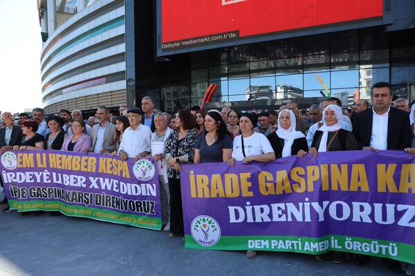 Diyarbakır'da DEM Partililer, DEM Partili Hakkari Belediye Başkanı Mehmet Sıddık Akış’ın İçişleri Bakanlığınca görevden uzaklaştırılarak Hakkari Valisi Ali Çelik’in belediye başkan vekili olarak atanmasına yaptıkları açıklama ile tepki gösterdi. - Sputnik Türkiye