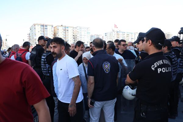 Diyarbakır'da DEM Partililer, DEM Partili Hakkari Belediye Başkanı Mehmet Sıddık Akış’ın İçişleri Bakanlığınca görevden uzaklaştırılarak Hakkari Valisi Ali Çelik’in belediye başkan vekili olarak atanmasına yaptıkları açıklama ile tepki gösterdi. - Sputnik Türkiye