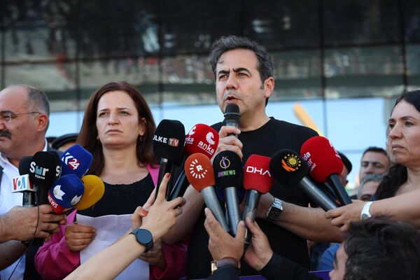 Diyarbakır'da DEM Partililer, DEM Partili Hakkari Belediye Başkanı Mehmet Sıddık Akış’ın İçişleri Bakanlığınca görevden uzaklaştırılarak Hakkari Valisi Ali Çelik’in belediye başkan vekili olarak atanmasına yaptıkları açıklama ile tepki gösterdi. - Sputnik Türkiye