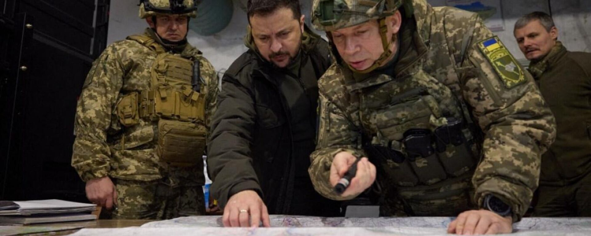 Handout photograph taken and released by the Ukrainian Presidential Press Service on November 30, 2023 shows Ukrainian President Volodymyr Zelensky and Colonel General Oleksandr Syrsky visiting a command post in Kupyansk, Kharkov region. - Sputnik Türkiye, 1920, 04.06.2024