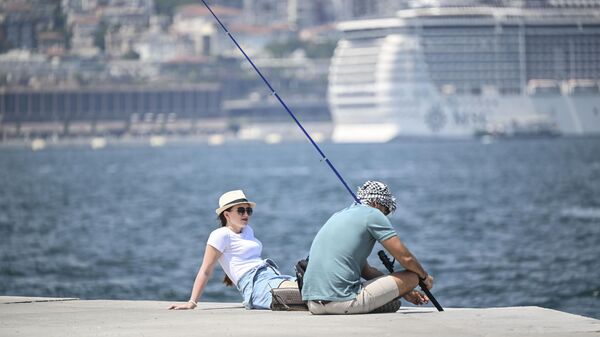 İstanbul'da artan nem oranıyla etkisini daha çok gösteren sıcak hava, kent sakinlerine bunaltıcı bir gün yaşattı.  - Sputnik Türkiye