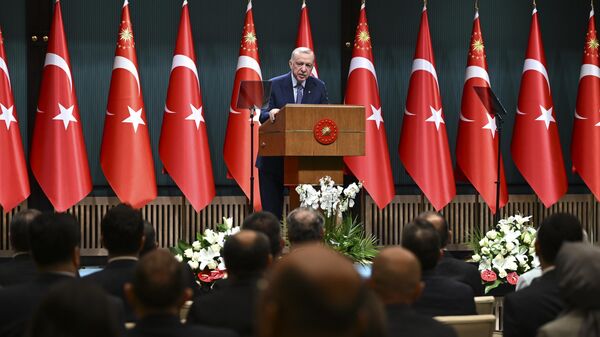 Cumhurbaşkanlığı Kabinesi, Cumhurbaşkanı Recep Tayyip Erdoğan başkanlığında toplandı. Erdoğan, Kabine Toplantısı'nın ardından açıklamalarda bulundu. - Sputnik Türkiye