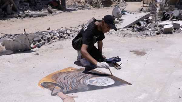Gazze Şeridi’nden bir genç, yıkılan binaların enkazında resim çiziyor - Sputnik Türkiye