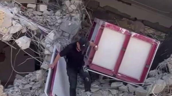 Hatay'da bina yıkımında deprem kabini deneyi: İçinde insan varken test edildi - Sputnik Türkiye