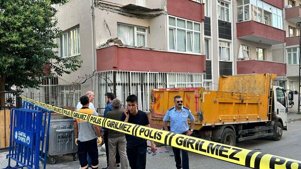 İstanbul Kartal'da 5 katlı bir binanın ikinci katının balkonu çöktü. Can kaybı ya da yaralanmanın yaşanmadığı olayda bina tahliye edildi. - Sputnik Türkiye