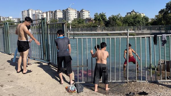 Adana'da son iki haftada 5 boğulma vakası yaşanınca serinlemek için sulama kanalına giren gençler, kendilerince ip ile güvenlik önlemi geliştirdi. - Sputnik Türkiye