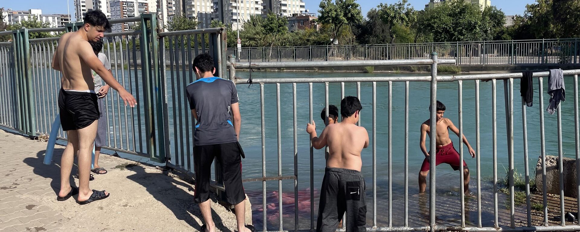 Adana'da son iki haftada 5 boğulma vakası yaşanınca serinlemek için sulama kanalına giren gençler, kendilerince ip ile güvenlik önlemi geliştirdi. - Sputnik Türkiye, 1920, 05.06.2024