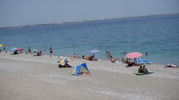 Antalya'da sahiller boş kaldı: Termometreler 46 dereceyi gösterdi - Sputnik Türkiye