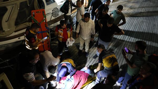 Artvin'de alabora olan gezi teknesinden göle düşen ve boğulma tehlikesi geçiren 5 kişi kurtarıldı. - Sputnik Türkiye