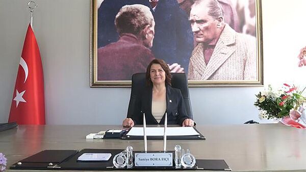 Foça Belediye Başkanı Saniye Bora Fıçı, geçmiş dönemden alacakları olan bir firma tarafından, başkanlık makamındaki masa ve koltuklara haciz işlemi uygulanmak istenildiği konusuyla ilgili açıklama yaptı. - Sputnik Türkiye