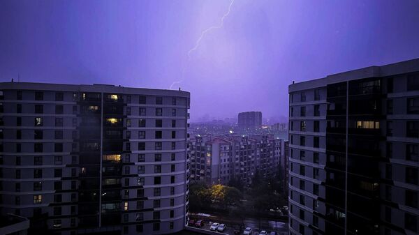 Ankara'da akşam saatlerinde yağan yağmurla birlikte kentin bazı noktalarında şimşek çaktı.
 - Sputnik Türkiye