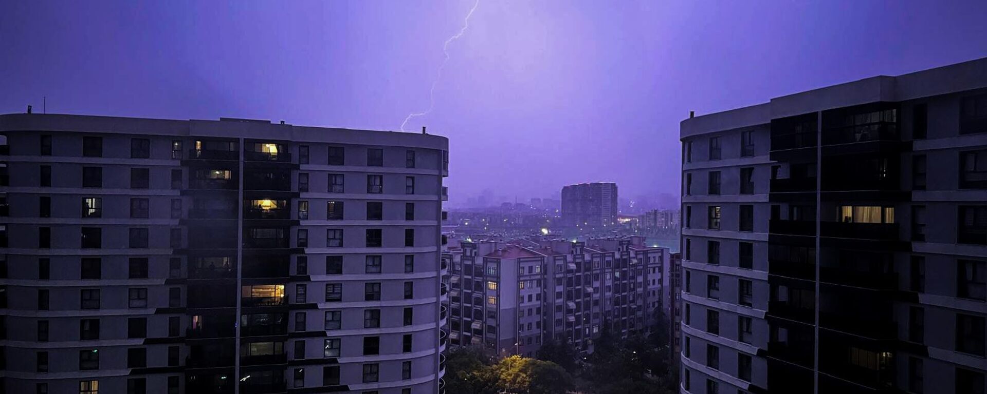 Ankara'da akşam saatlerinde yağan yağmurla birlikte kentin bazı noktalarında şimşek çaktı.
 - Sputnik Türkiye, 1920, 06.06.2024