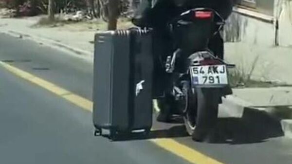 Bodrum'da motosiklet üzerinde valizini eliyle çekerek götüren sürücü böyle görüntülendi - Sputnik Türkiye