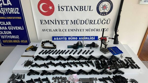 Avcılar'da silah ticareti yaptığı belirlenen 2 şüpheli, Küçükçekmece'de düzenlenen operasyonda yakalandı - Sputnik Türkiye