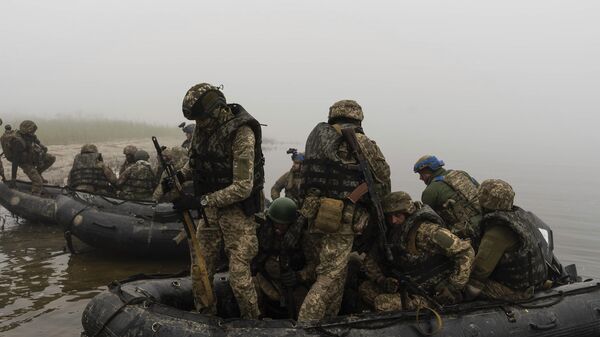 Группа украинских военнослужащих на Днепре. Архивное фото - Sputnik Türkiye