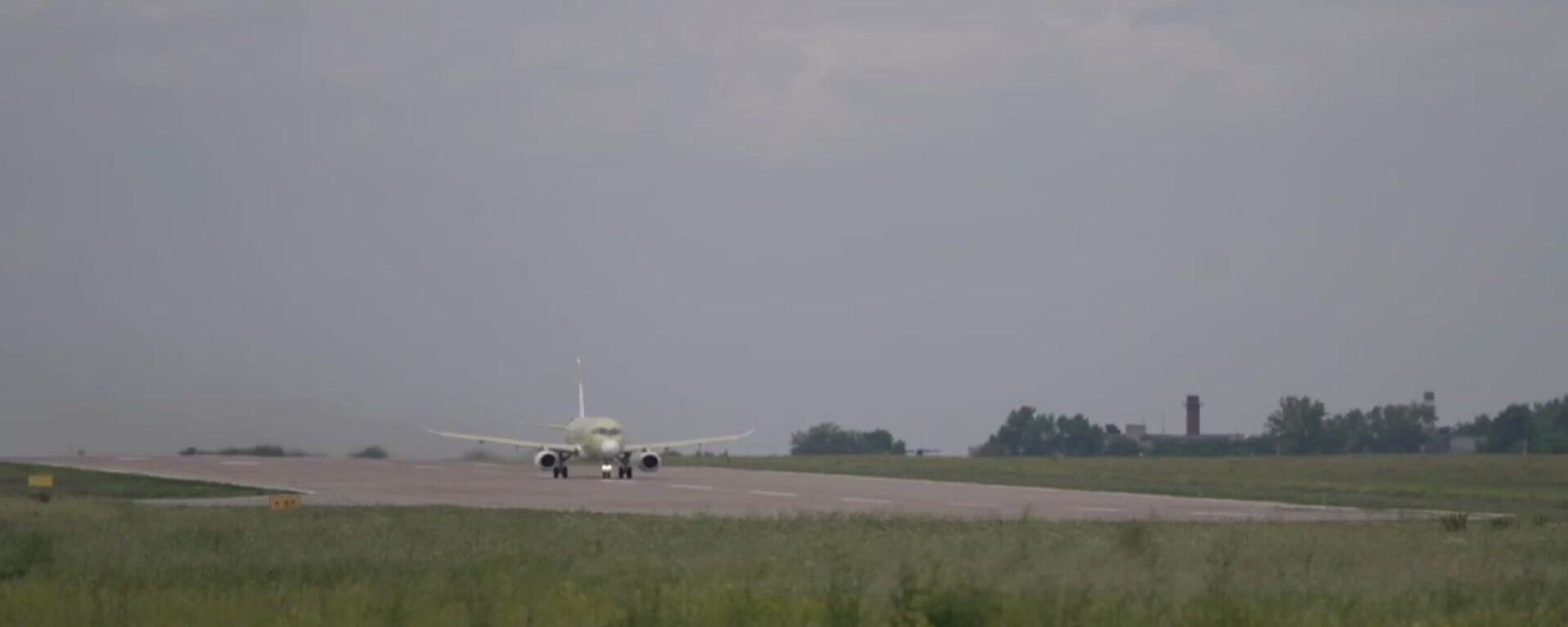 SJ-100 jeti, testler kapsamında ilk uçuşunu gerçekleştirdi - Sputnik Türkiye, 1920, 10.06.2024