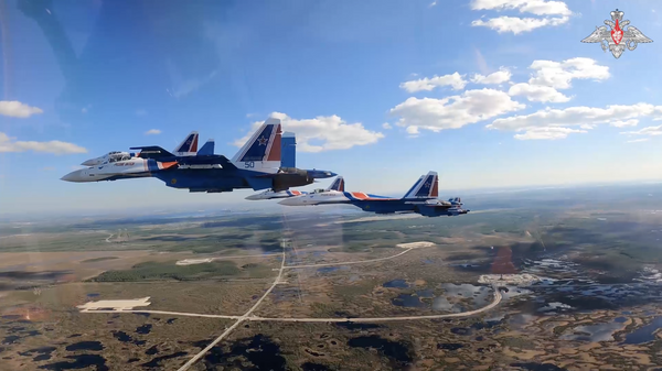 Rus Şövalyeleri Akrobasi Ekibi'nden etkileyici hava gösterisi - Sputnik Türkiye