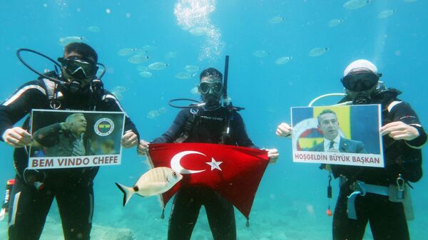 Fethiye'de 3 dalgıç, su altında Ali Koç ve Mourinho fotoğrafıyla poz verdi - Sputnik Türkiye