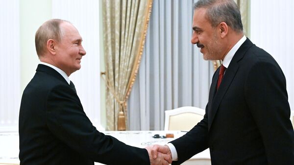 Rusya lideri Vladimir Putin, Türkiye Dışişleri Bakanı Fidan ile görüştü. Rus lider, Rusya’nın Ankara’nın BRICS grubunun çalışmalarına gösterdiği ilgiyi memnuniyetle karşıladığını belirtti.
 - Sputnik Türkiye