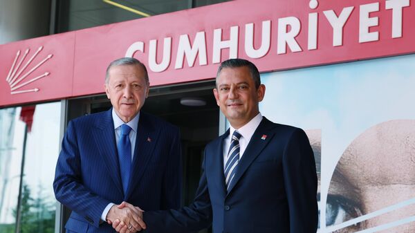 
Cumhurbaşkanı Recep Tayyip Erdoğan, CHP Genel Başkanı Özgür Özel'e iade-i ziyarette bulundu - Sputnik Türkiye