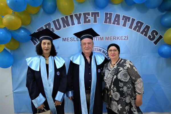 Samsun İlkadım Mesleki Eğitim Merkezi tarafından düzenlenen lise mezuniyet töreninde 71 yaşındaki Muhammet Atalar lise diploması aldı. Mezuniyet töreninde çalınan şarkılarla göbek atan Atalar, 55 yıllık hayalini gerçekleştirdiğini söyledi. - Sputnik Türkiye