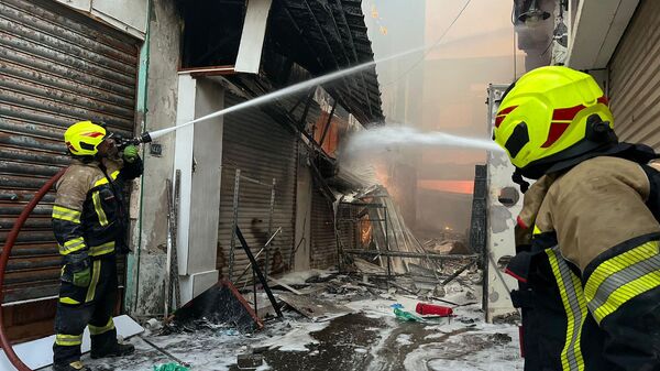 Bahreyn'in başkenti Manama'da bir çarşıda çıkan yangında yaralananların olduğu ve 25 mağazanın yandığı bildirildi. - Sputnik Türkiye