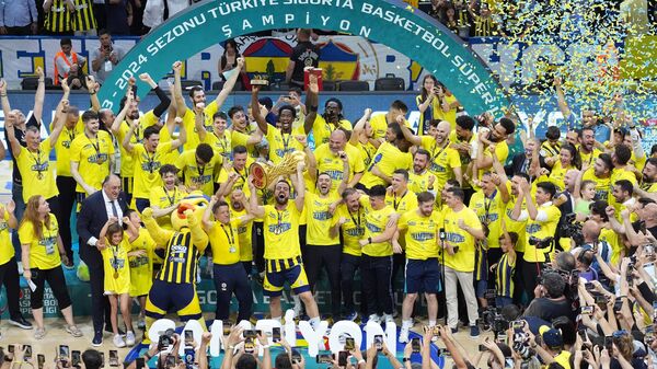 Türkiye Sigorta Basketbol Süper Ligi'nde 58. sezonun şampiyonu Fenerbahçe Beko oldu. Sarı-lacivertli ekip, play-off final serisinde Anadolu Efes'e 3-1 üstünlük kurarak şampiyonluğa ulaşmayı başardı. Fenerbahçe, Basketbol Süper Ligi'nde 11. kez kupanın sahibi oldu.  - Sputnik Türkiye
