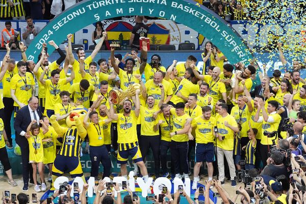 Türkiye Sigorta Basketbol Süper Ligi'nde 58. sezonun şampiyonu Fenerbahçe Beko oldu. Sarı-lacivertli ekip, play-off final serisinde Anadolu Efes'e 3-1 üstünlük kurarak şampiyonluğa ulaşmayı başardı. Fenerbahçe, Basketbol Süper Ligi'nde 11. kez kupanın sahibi oldu.  - Sputnik Türkiye