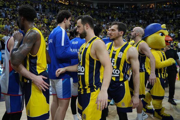 Türkiye Sigorta Basketbol Süper Ligi'nde 2023-2024 sezonunun şampiyonu olan Fenerbahçe Beko, törenle kupasını aldı. - Sputnik Türkiye