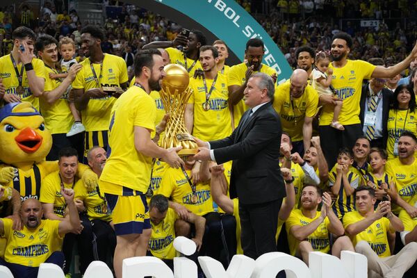 Türkiye Sigorta Basketbol Süper Ligi'nde 2023-2024 sezonunun şampiyonu olan Fenerbahçe Beko, törenle kupasını aldı. - Sputnik Türkiye