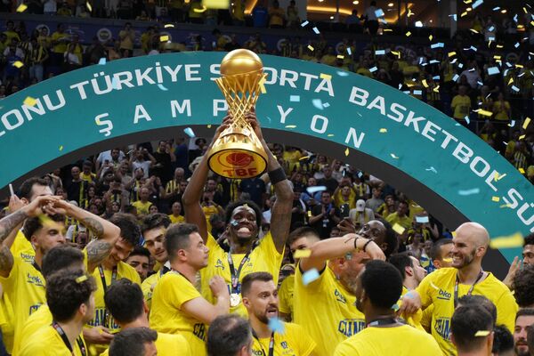 Türkiye Sigorta Basketbol Süper Ligi'nde 2023-2024 sezonunun şampiyonu olan Fenerbahçe Beko, törenle kupasını aldı. - Sputnik Türkiye