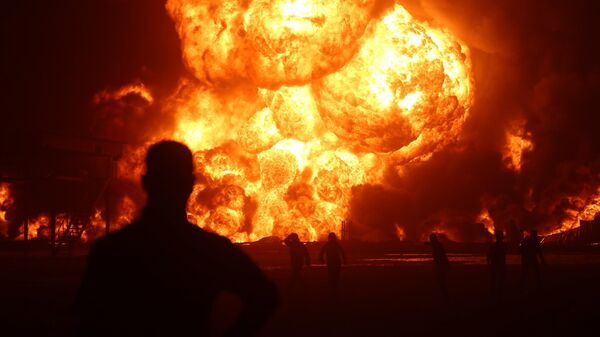 Irak'ın Erbil kentinde Erbil-Gwer yolu üzerinde bulunan bir petrol rafineride bilinmeyen bir nedenden dolayı yangın çıktı. İtfaiye ekipleri yangına müdahale etti.  - Sputnik Türkiye