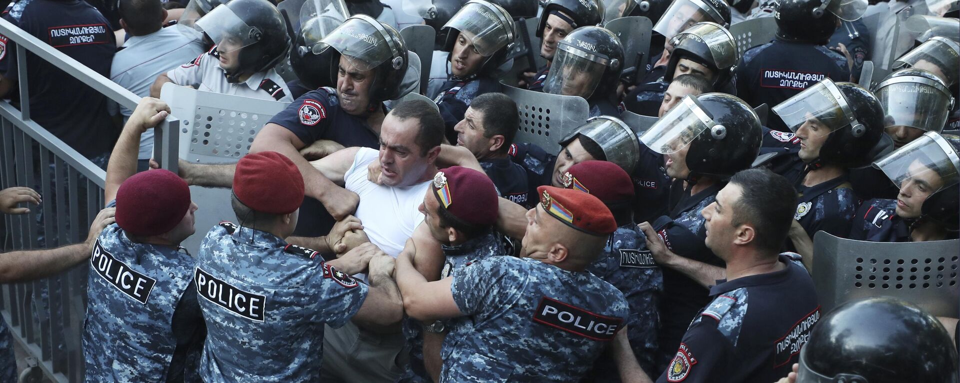 Ermenistan Erivan'da hükümet karşıtı protesto - Sputnik Türkiye, 1920, 30.06.2025